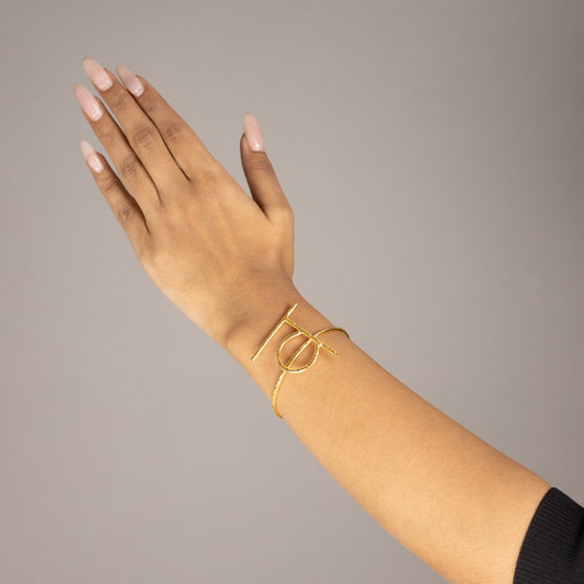 व Bracelet
