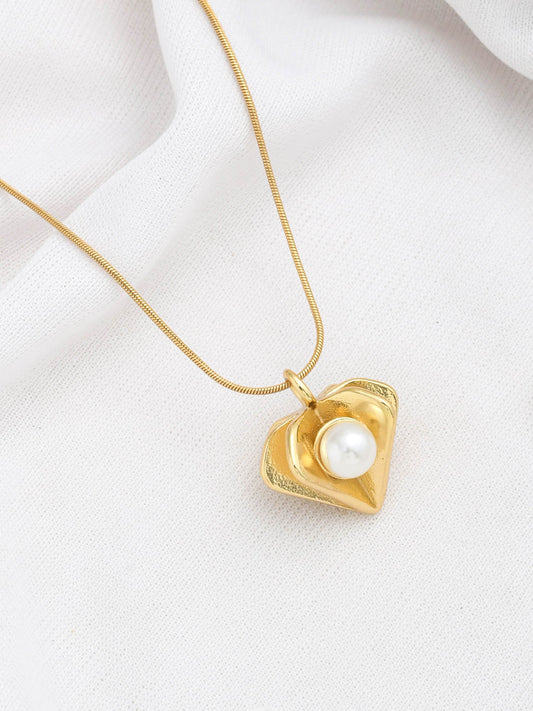 3D HEART WITH PEARL NECKLACE